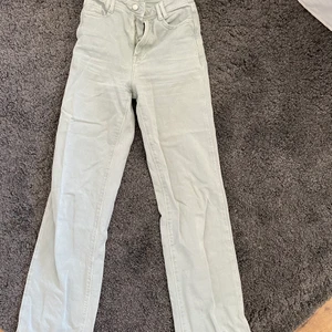grön/gråa högmidjade jeans - Fina jeans från zara, kommer inte till användning. Färgen är perfekt till sommaren. Köpare står för frakt☀️🤌🏼