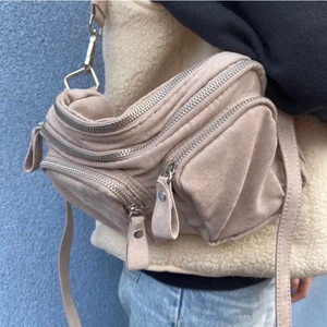 Gina väska  - Säljer denna fina väskan från Gina som är rymlig💕 säljer för 120+66 kr frakt!