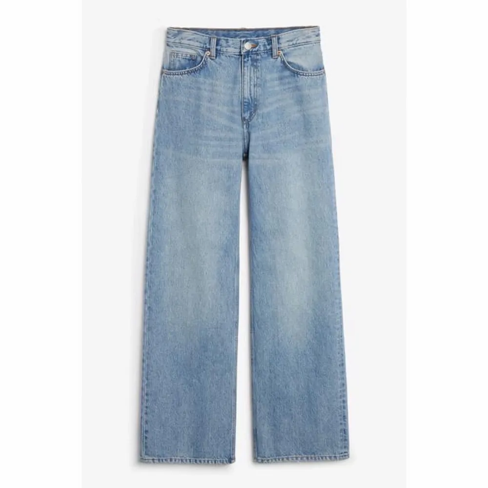 Superfina jeans från Monki som är i mycket bra skick.            Bilden är lånad, skriv privat för egna bilder.               Köparen står för frakten🤍🤍. Jeans & Byxor.
