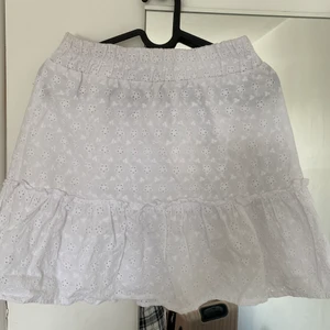 Vit kjol med mönster - Jättesöt kjol, knappt använd. Köpare står för frakt😁💕💕