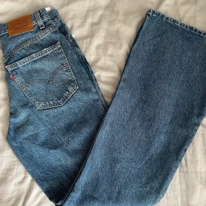 Levis Flare Jeans - Supersnygga levis i flaremodell!! De har tyvärr blivit för små för mig, så nu säljer jag dem för att bra pris😇 Har bara hunnit använda dem 1-2 gånger så de är i princip i nyskick!💖💖 Jag är 174cm. Hör av er om ni har frågor💘