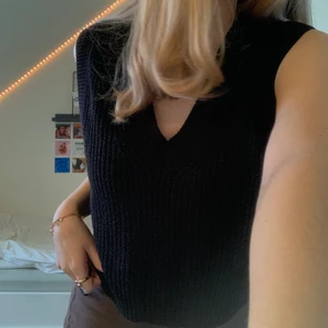 Stickad väst - Jättefin stickad väst som inte kommer till användning! Nyskick, köparen står för frakten 💞 (Jag har vanligen S/M men ville ha oversized och köpte därför L!) 