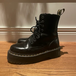 Dr. Martens stl 37 - JADON SMOOTH PLATTFORMSKÄNGOR I LÄDER              Frakt står du för själv :) använt fåtal gånger-köptes i november 2021