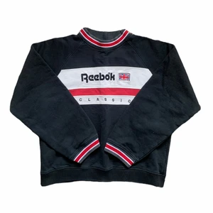 Vintage Reebok sweatshirt  - Måste tyvärr sälja denna då den sällan används längre😢 Snyggt urtvättad! Står ingen storlek men sitter bra på mig som har S:)