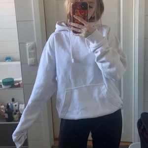 Vit Hoodie - Säljer min knappt använda hoodie från Urban Classic 