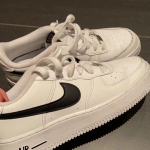Nike Airforce 1  - (Läggs ut igen pga oseriös köpare) Nike airforce som är använda kanske 3 ggr och är i bra skick. Kontakta för mer bilder 💕 buda eller köp dom direkt för 800 plus frakt
