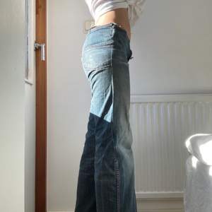Lee jeans som är mycket low waist och rätt så små. Andvända och lite slitna.                  Midjemått:76cm(rakt över 38cm)                                         Innerbenslängd:73cm