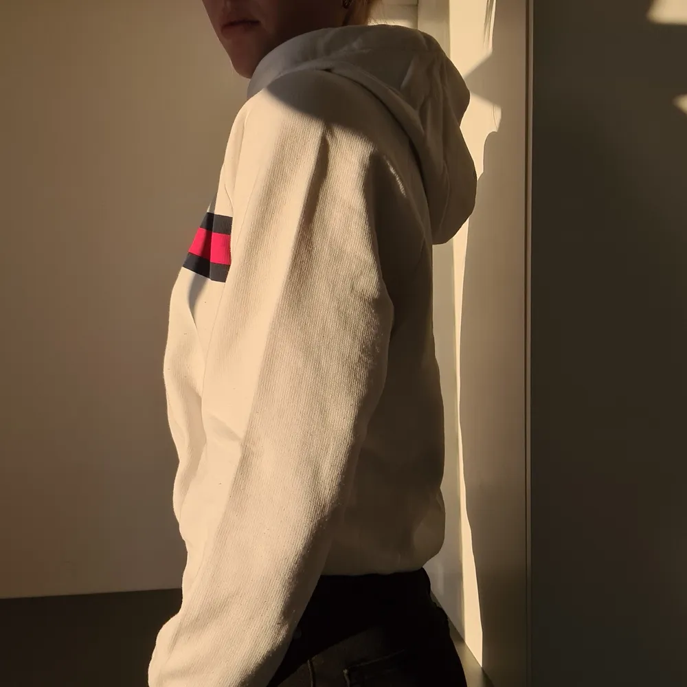 Inte använts sen förra sommaren så hoppas den kan hitta ett nytt hem. Från Gina men designen efterliknar Tommy Hilfiger. Fortfarande i väldigt bra skick.. Hoodies.