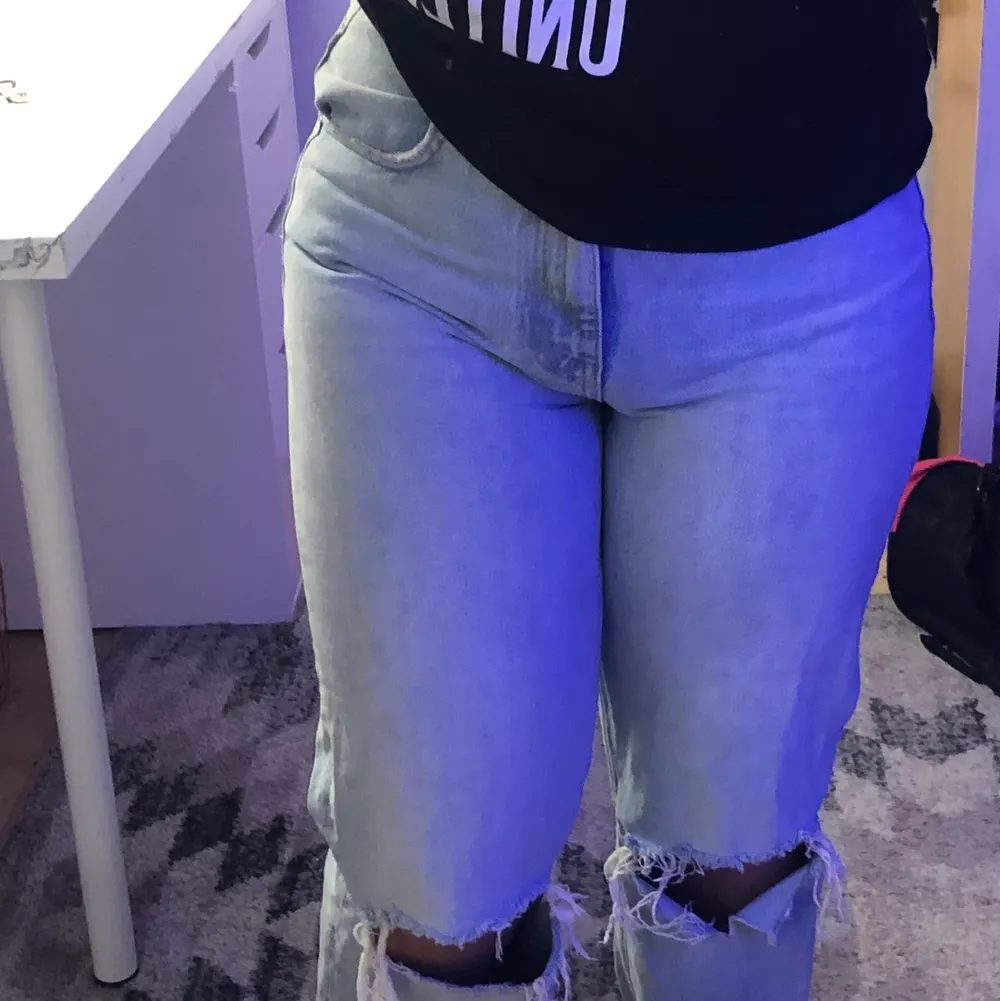 Säljer mina Gina jeans med hål för tyckte inte om hur de satt på mig🥰 Dom är i bra skick och har andvänt dom 3 gngr.. Jeans & Byxor.