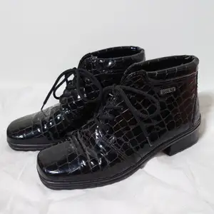 Svarta skor i ormskinnsmönster med liten klack🌱