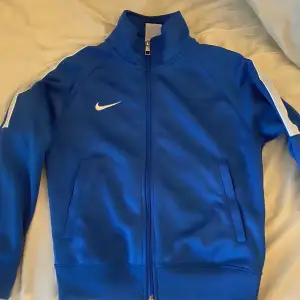 Nike kofta blå storlek (128-137 cm 8-10 år) 