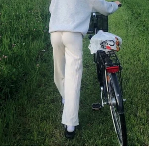 Linnebyxor  - Säljer mina superfina linnebyxor ish. De är rätt så använda men ändå i toppen skick! Säljer pga att de blivit lite för korta 😊 Du står för frakten! 