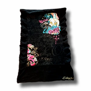 Tub-klänning - En tub-klänning i Ed Hardy stil! Den är svart med tryck och är stencool! Har verkligen älskat det här plagget. Det är i bra skick. Märket är Ecko Red och är i storlek M💗