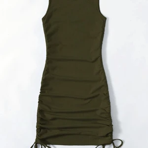 Klänning  - Säljer min sommarklänning. I stolrek S. Köparen står för frakt, fråga för fler bilder eller frågor. Pris kan absolut diskuteras🥲🥰🥰😩