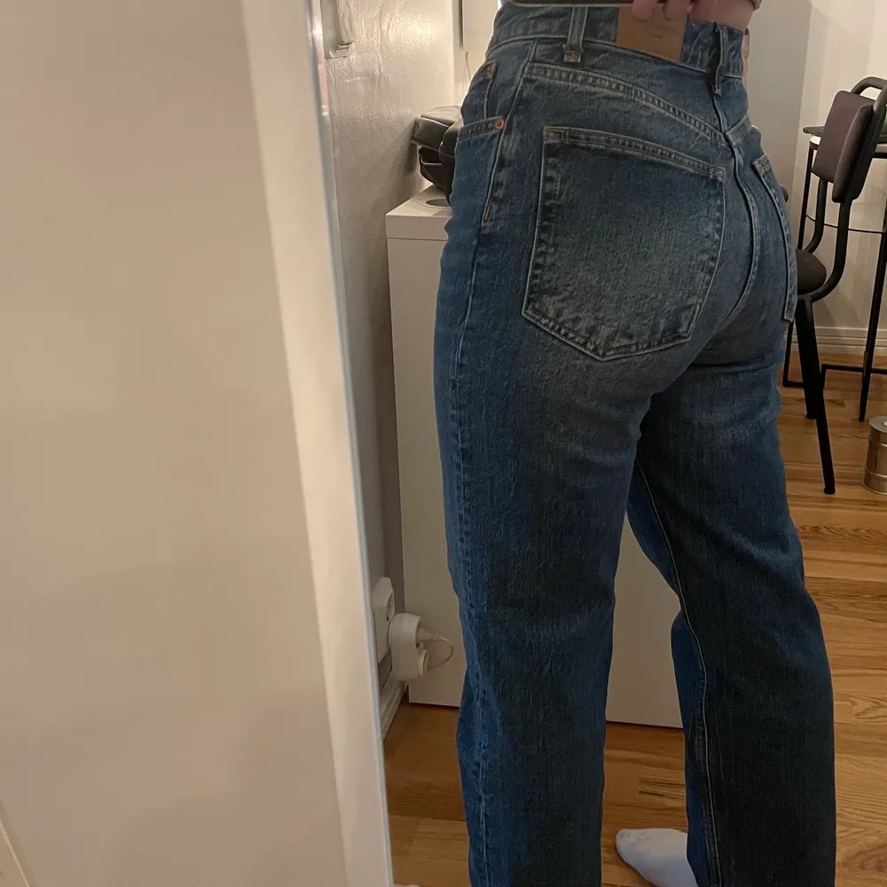 Blåa jeans från Gina tricot i strl 34, passar bra för mig som är 160 :). Jeans & Byxor.