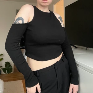 Croptop / tröja - Croppad tröja med utskärning vid axlarna. Aldrig använd! Strl 40/M