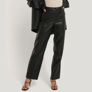 Skinnbyxor från NAKD - Jättefina, oanvända, fake skinn byxor från NAKD i storlek XS. Passar även S då de är stretchiga. 🥰