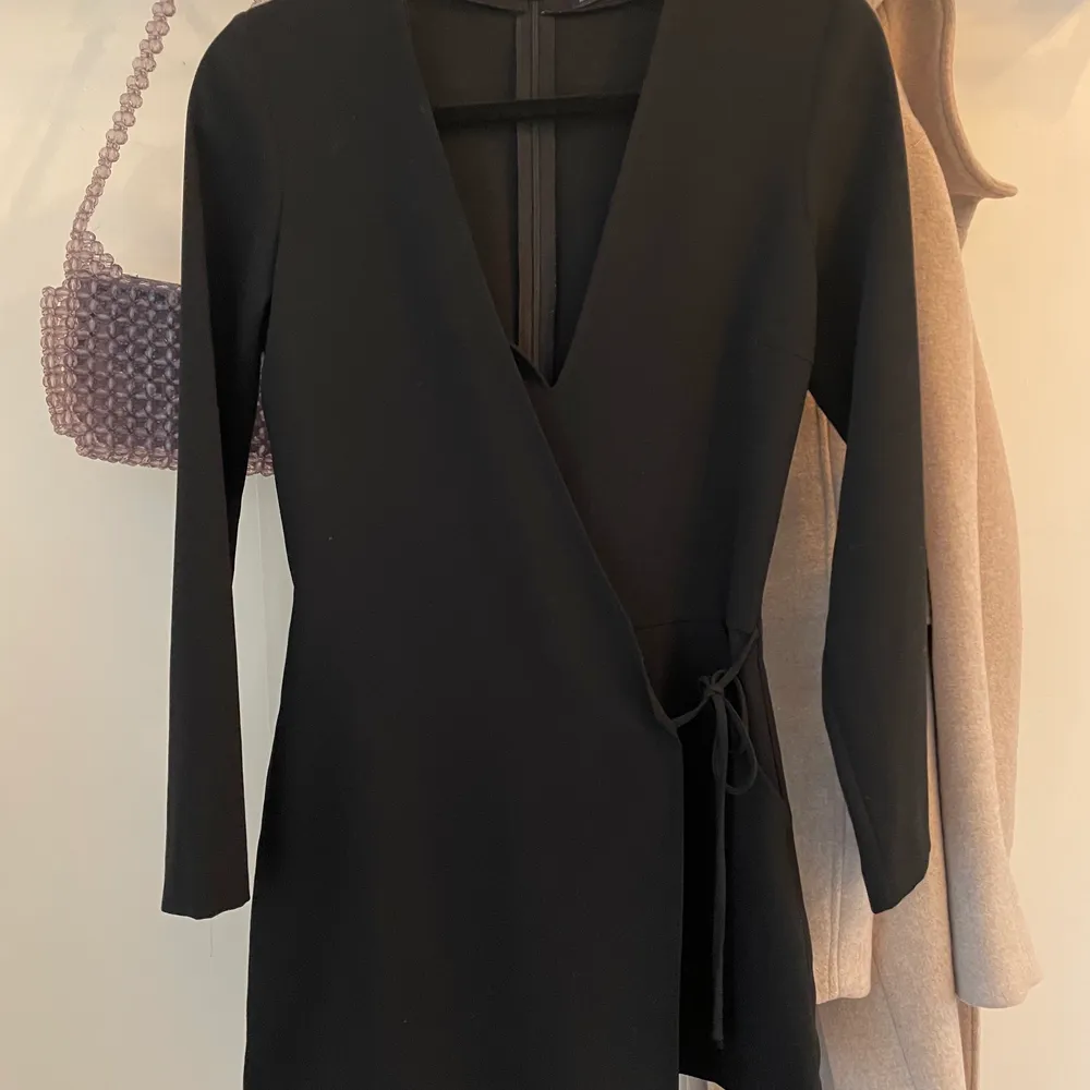 Cool och stilren klänning/byxdress från Zara i storlek XS. Ser ut som en wrap klänning fram och byxdress bak. Långärmad med typ lite kavajkänsla över den 😎💛. Klänningar.
