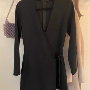 Cool och stilren klänning/byxdress från Zara i storlek XS. Ser ut som en wrap klänning fram och byxdress bak. Långärmad med typ lite kavajkänsla över den 😎💛