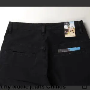 Helt ny Nudie jeans Chinos  Modell: Khaki slim Tvätt/Färg: Used black coated Made in Italy  Stl: W30-L34  Midja mått 40 cm x2 Längd: 112 cm Strch Slim fit  97% bumoll , 3% Elastaine