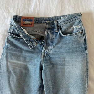 Acne Studios 1997 jeans - Säljer mina acne studios 1997 jeans i denna ljusblåa tvätt. Midjestorlek 24 och längd 32. Jag tycker de känns för små på mig så säljer dem därför gärna vidare. De är i relativt nyskick, har inte använt dem många gånger. 
