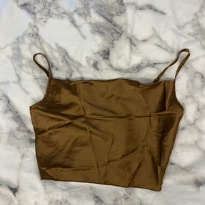 linne - Har aldrig använt, jag tycker själv att den är jättefin då jag har fastnat för färgen😅 den täcker inte hela magen utan är som en magtröja💕