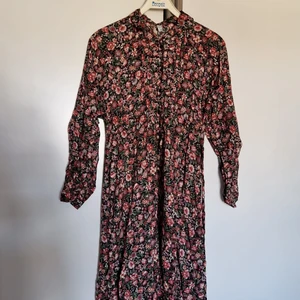 Klänning  - Blommig klänning