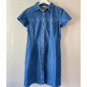 Jeans klänning - En vintage jeans klänning som knappt är använd. Perfekt till våren och sommaren. Kontakta mig för fler bilder 🥰 säljer för 150kr 