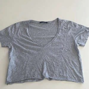 v-ringad t-shirt fårn brandy  - köpt fårn brandy melville för ett tag sen i london och älskar den! så skön och sååå praktiskt då den passar till allt! nästan allt de säljer är one size fits all men jag skulle säga att den passar någon burkar bära small men oversize 