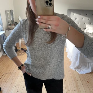 Grå tröja - Super fin grå tröja i storlek m men skulle säga s/m❤️‍🔥 tre kvarts ärm, fint skick✨ köparen står för frakt
