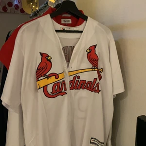 Baseboll tröja, cardinals - Snygg och i princip oanvänd baseboll tröja. Pris kan diskuteras vid snabb affär. Skriv om ni har frågor eller funderingar.
