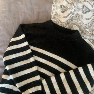 finstickad tröja - Väljer att sälja den här slutsålda tröjan från H&M då den inte kommer till användning längre. Tröjan är sparsamt använd och i storlek M, passar även S! Aktiverar budgivning om flera är intresserade, kontakta vid frågor eller intresse💛