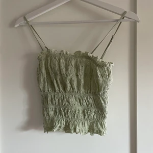 Linne - Ett linne från Gina. Säljer för 60kr. Säljer för använder inte. Köparen står för frakt