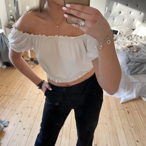 Vit topp med off shoulder - Säljer denna super fina toppen som är off shoulder, super bra skick❤️‍🔥 super fin till sommaren och kan ha till båda fest och vardag✨ storlek l, men skulle säga den är s/m! köparen står för frakt
