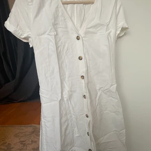 &otherstories klänning - Klänning med knappar hela vägen från &otherstories. Använd 1-2 gånger. Kan frakta i hela sverige eller mötas upp i Malmö. Köparen står för frakt.