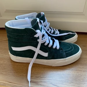 Vans - Säljer dessa superfina höga vans i smaragdgrön färg som är perfekt nu till våren och sommaren 💖 endast använd en gång och är därför i superbra skick 💖 säljer då jag köpte fel storlek och inte hanns skicka tillbaka dom 💖 köpta för 999kr och jag säljer dem för 720kr + frakt, först till kvarn