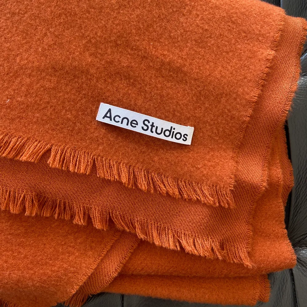 Knappt använd scarf från Acne Studios. Inköpt i november 2021 men säljer då jag knappt använt den. Finns fortfarande i butik, 1800kr nypris. 100% ull i rostfärg . Accessoarer.