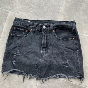Levi’s jeanskjol  - Säljer denna Levi’s jeanskjol, fint skick! 😇 nypris: 699kr