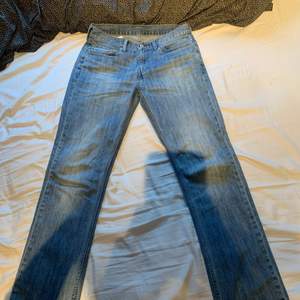 Säljer dessa Vintage Levis jeans som är av modellen 511 dom är i storlek 32/34, Det finns 2 st slitningar som ni kan se på dom andra bilderna.😀