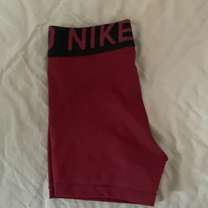 Nike shorts - Köpte dehär på Plick men dem var för små, så säljer nu vidare. Storlek XS men passar säkert en S☺️ Har fler bilder. Hör av er om ni har några frågor. Köparen står för frakt 📦 