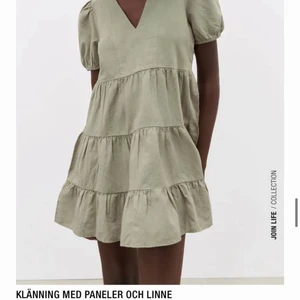Grön zara klänning  - Säljer denna populära zara klänningen! Hör av dig vid frågor eller fler bilder! Storlek xs! 💞💞 startar budgivning om många är intresserade! Bra skick! Köp direkt för 300kr! Frakt tillkommer