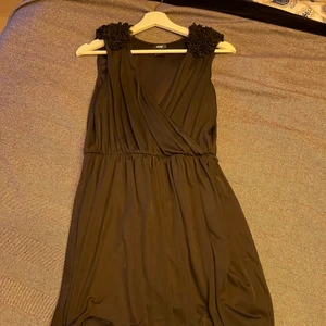 Svart aftonklänning från HM - Använt 1 gång till ett nyårsfirande. Sjukt snygg men passar inte mig längre. 