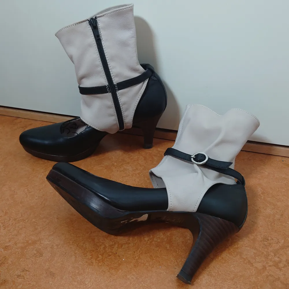 Retro-skor i äkta läder som stängs med dragkedja dold på insidan. Väldigt fint skick🌱. Skor.