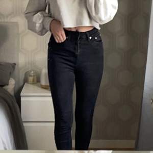 Ett par svarta jeans ifrån lager 157, dem är högmidjade och i storlek Xs. Nere vid foten finns en dragkedja (se bild 2) knappt använda då de va lite förstora för mig. Köpta för 200, säljer för 85. Köparen står för frakt 💓