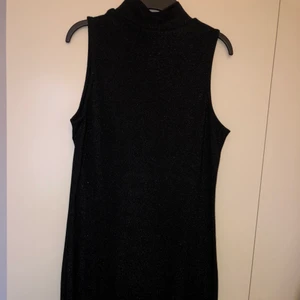 Glittrig klänning - En glittrig klänning i storlek m, i princip ny.