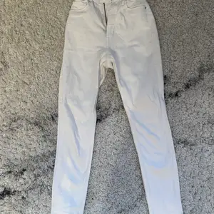 skit snygga vita skinny stretchiga jeans!❤️ säljer pågrund av att de börjar bli för små för mig🤍