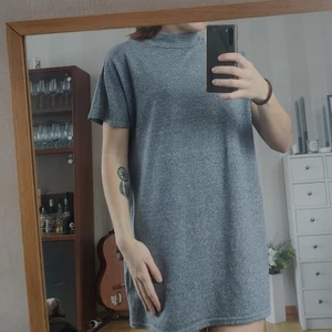 Klänning - En supermysig grå kortärmad klänning med högre krage. Storlek S