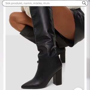 Wide knee boot Nelly - Wide knee boot från Nelly.com. Använda 1 gång. Supersnygga men kommer inte få användning av dem igen. Nypris 700kr.