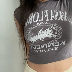 T-shirt med tryck🖤 - Snyggt T-shirt med tryck från HM, storlek xs men passar även S🖤  knappt använd!