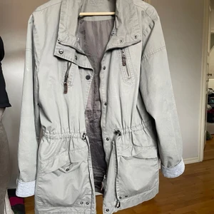 Storlek L - Snygg jacka till sommaren och våren😊🥰